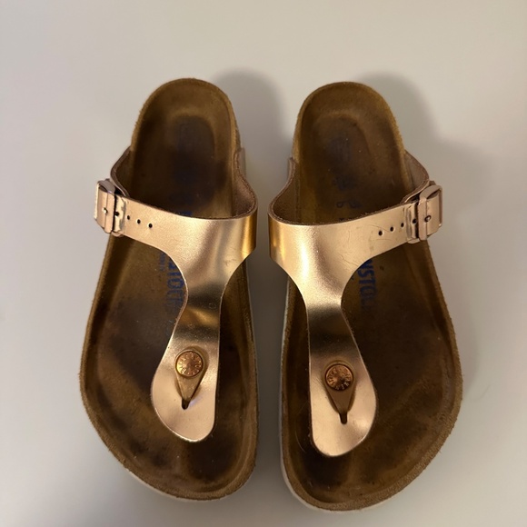 Birkenstock Gizeh Soft Footbed in Metallic Copper Leather | Size 36 - Picture 3 of 7